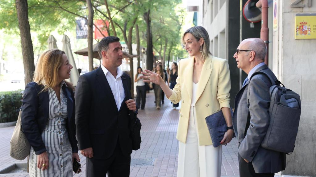 La consejera vasca María Ubarretxena, junto a su equipo en Mdrid