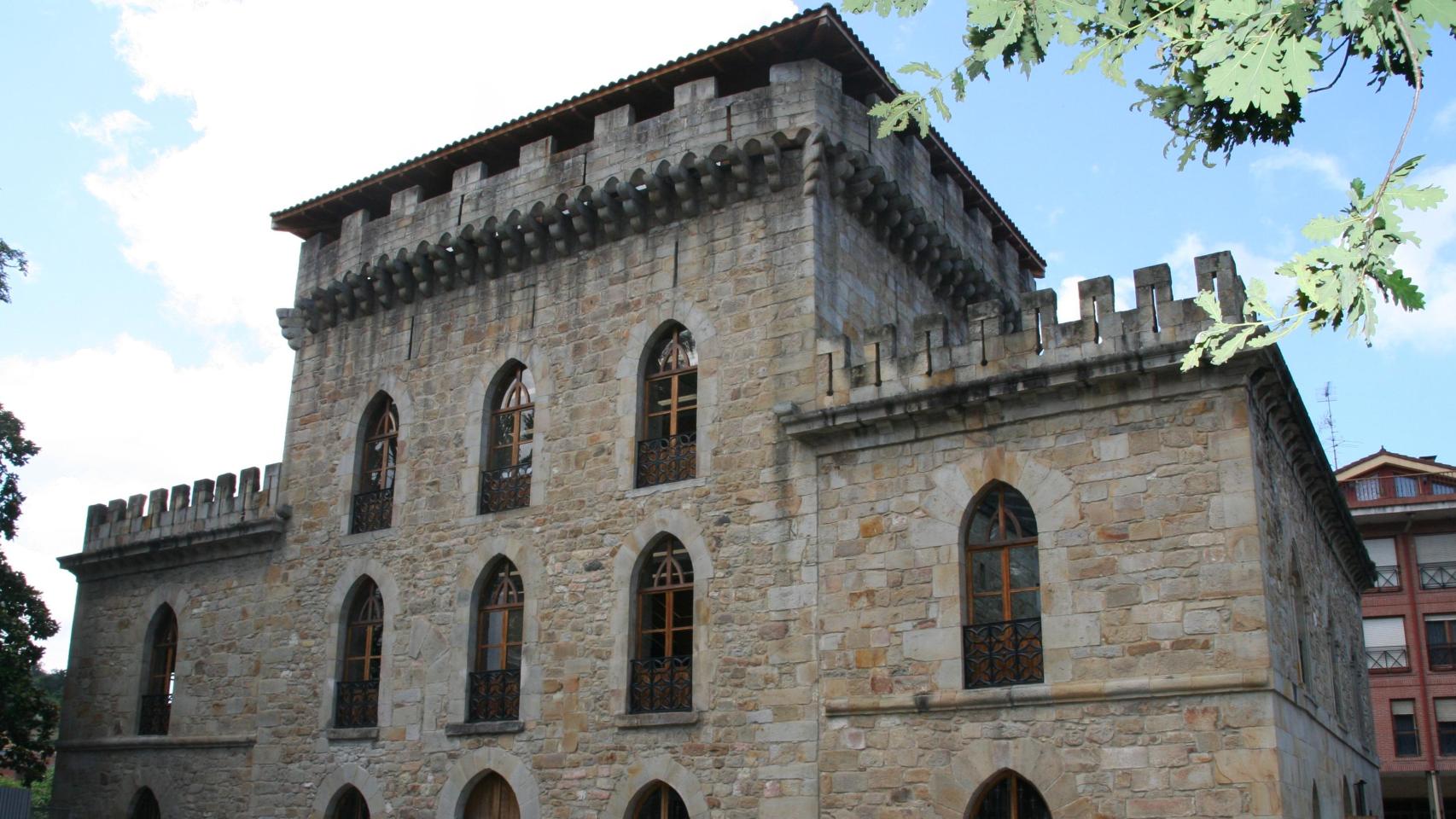 El precioso castillo medieval con torres que parecen sacadas de un cuento de hadas.