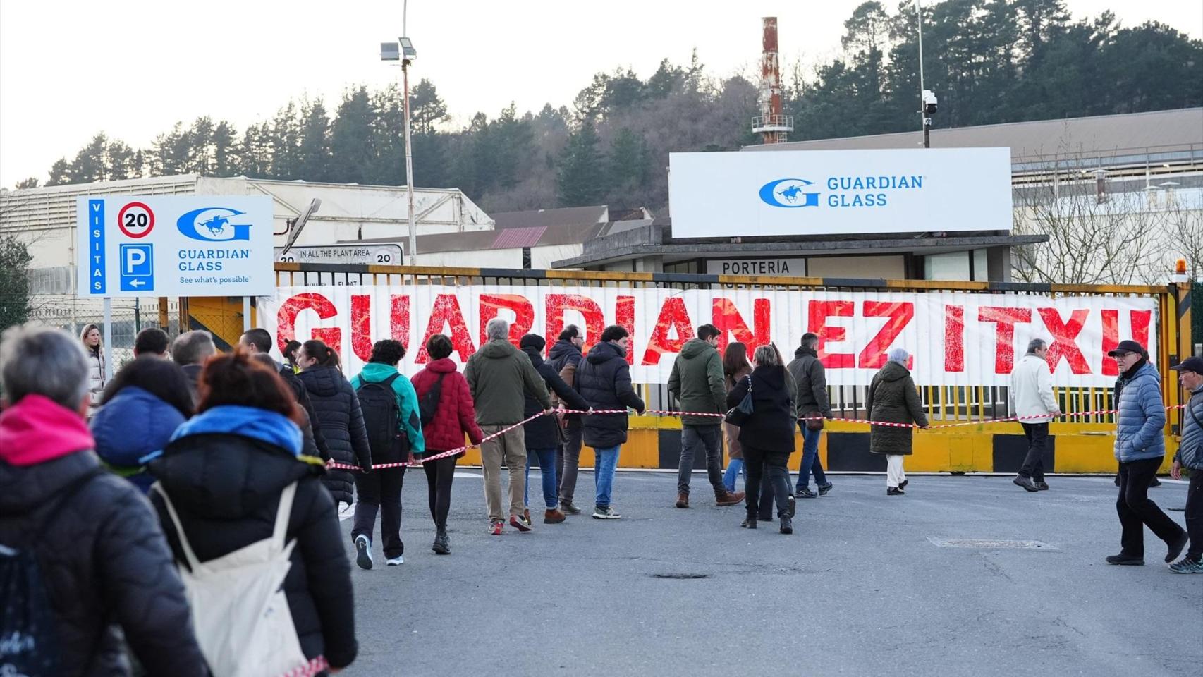 Decenas de personas durante la cadena humana y manifestación contra el cierre de la empres