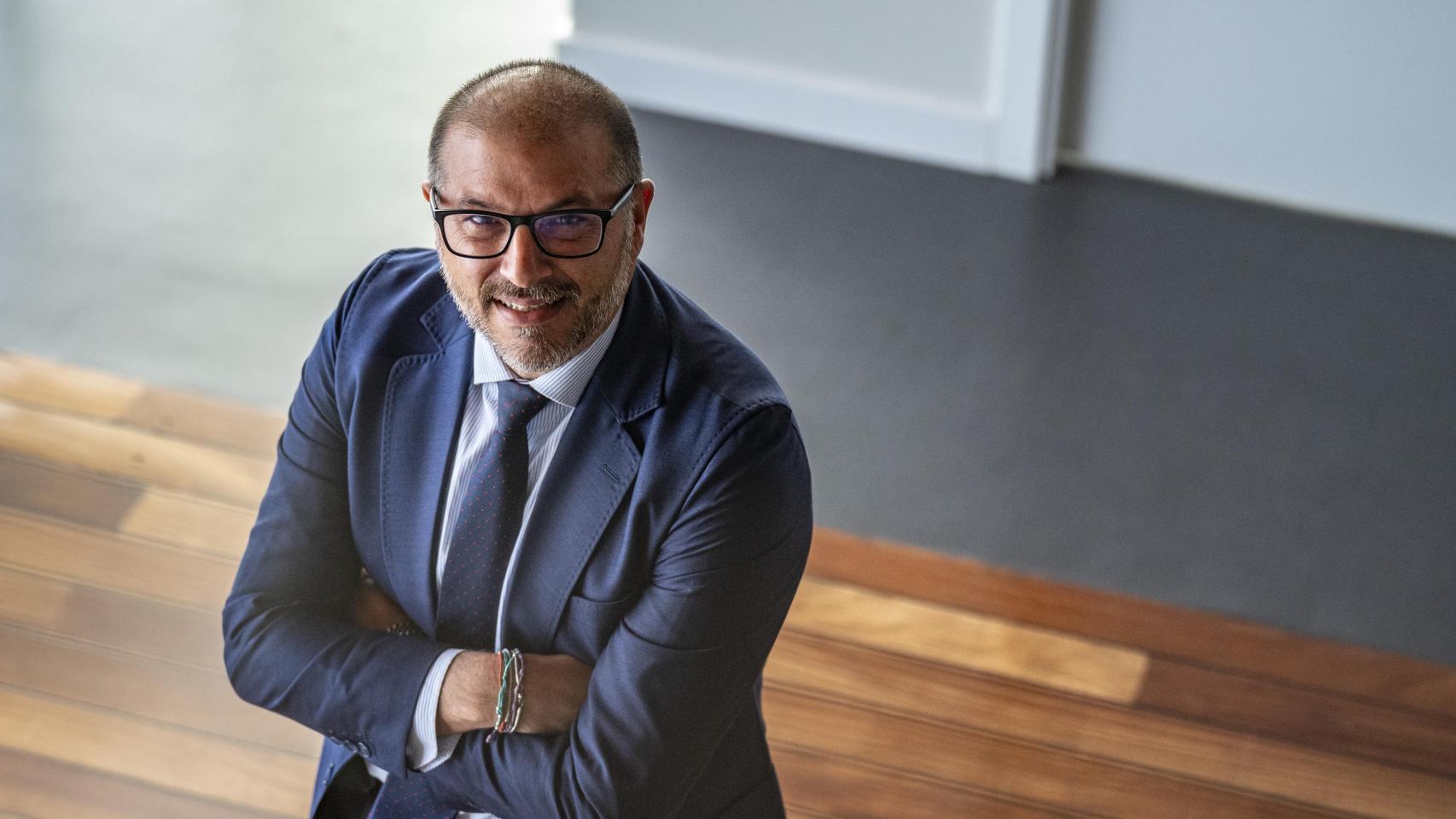 Asier San Millán, presidente de Siderex, sonriente antes de la entrevista / Araba Press