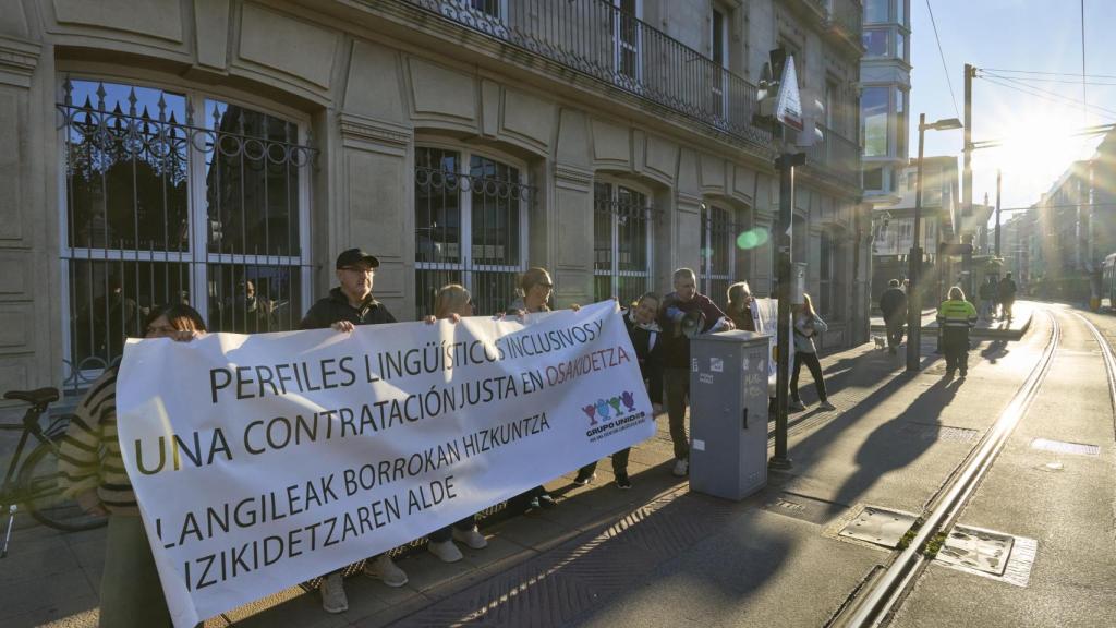 Trabajadores de Osakidetza se concentran frente al Parlamento vasco por los perfiles lingüísticos