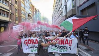 Palestina, askatu (Palestina, libre) y No es una guerra, es un genocidio, han clamado de nuevo miles de personas esta tarde en las calles del País Vasco.