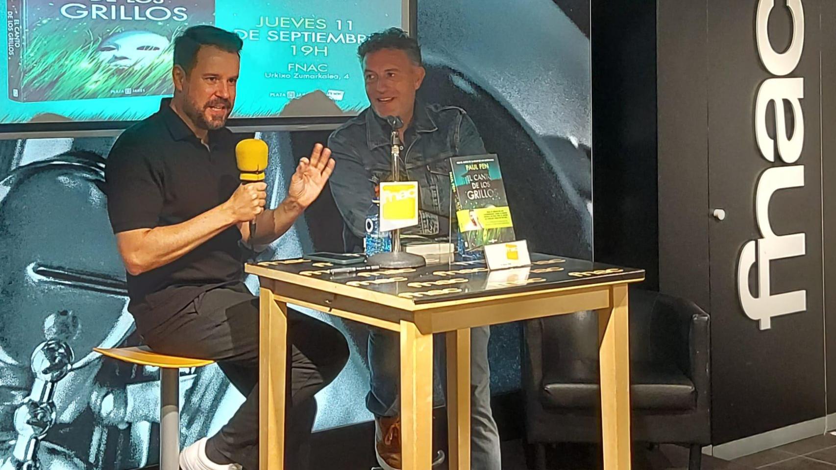 Paul Pen junto a Mikel Santiago en la presentación del libro.