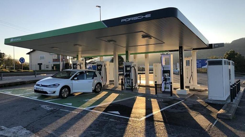 La primera gran electrolinera de Euskadi se encuentra en el Parque Comercial Bilbondo con ocho puntos ultrarrápidos y superrápidos