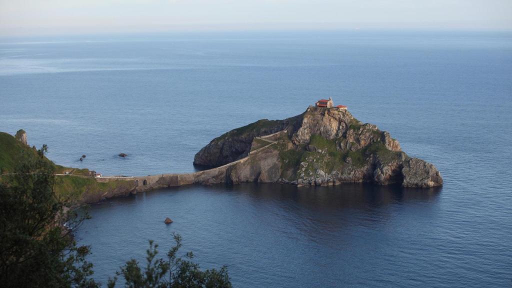 Islote en San Juan de Gaztelugatxe, en la localidad vizcaína de Bermeo