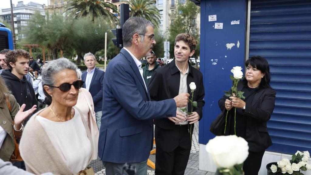 El alcalde de San Sebastián, Eneko Goia (c, i), junto al que será su relevo en el Consistorio, Jon Insausti (c, d)