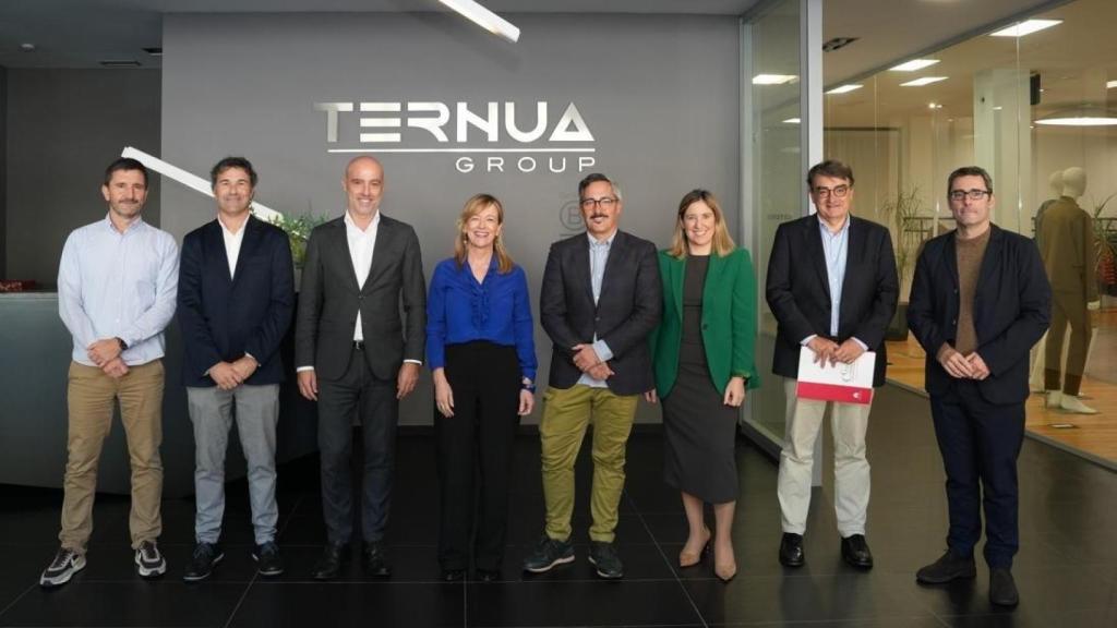 La diputada general Eider Mendoza en una visita a Ternua