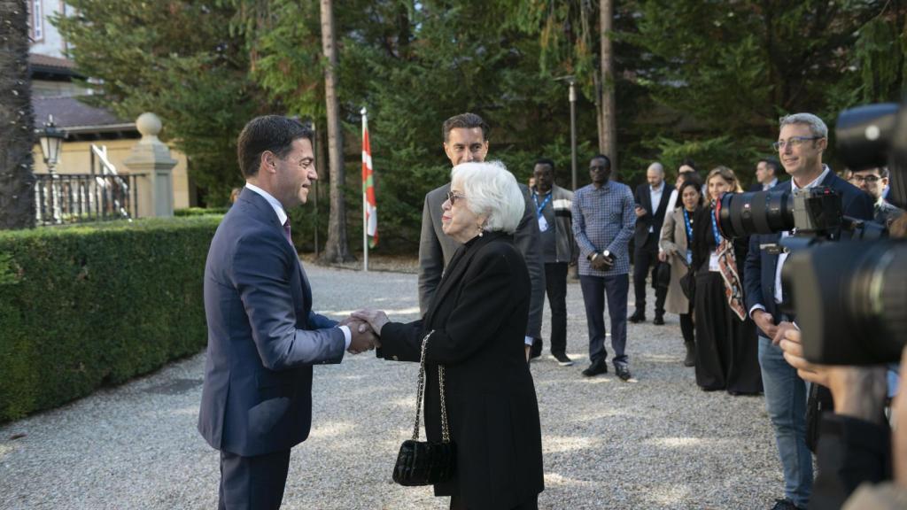 El lehendakari, Imanol Pradales, recibe en Ajuria Enea a parte de los asistentes de la cumbre