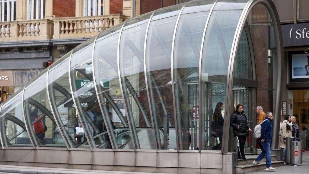 Viajeros salen de un fosterito diseñadas por el arquitecto Norman Foster