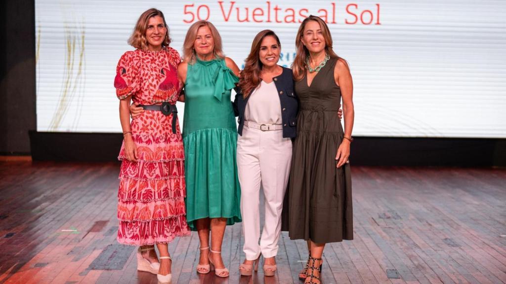 Mara Lezama: Durante el evento, Lezama- segunda por la derecha- acompañada por el consejo de Familia del Grupo Piñero- recordó que Quintana Roo ofrece mas de 136.000 habitaciones