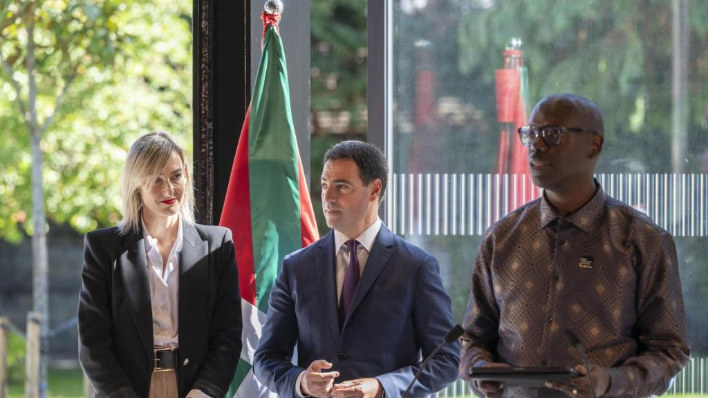 El lehendakari, Imanol Pradales, junto a la consejera de Gobernanza, Administración Digital y Autogobierno, María Ubarretxena, en la recepción a algunos de los asistentes a la cumbre