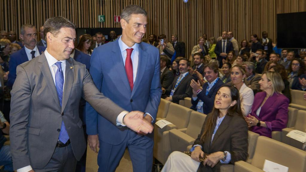 El presidente, Pedro Sánchez, junto al lehendakari, Imanol Pradales, en la Cumbre Global de la Alianza de Gobierno Abierto