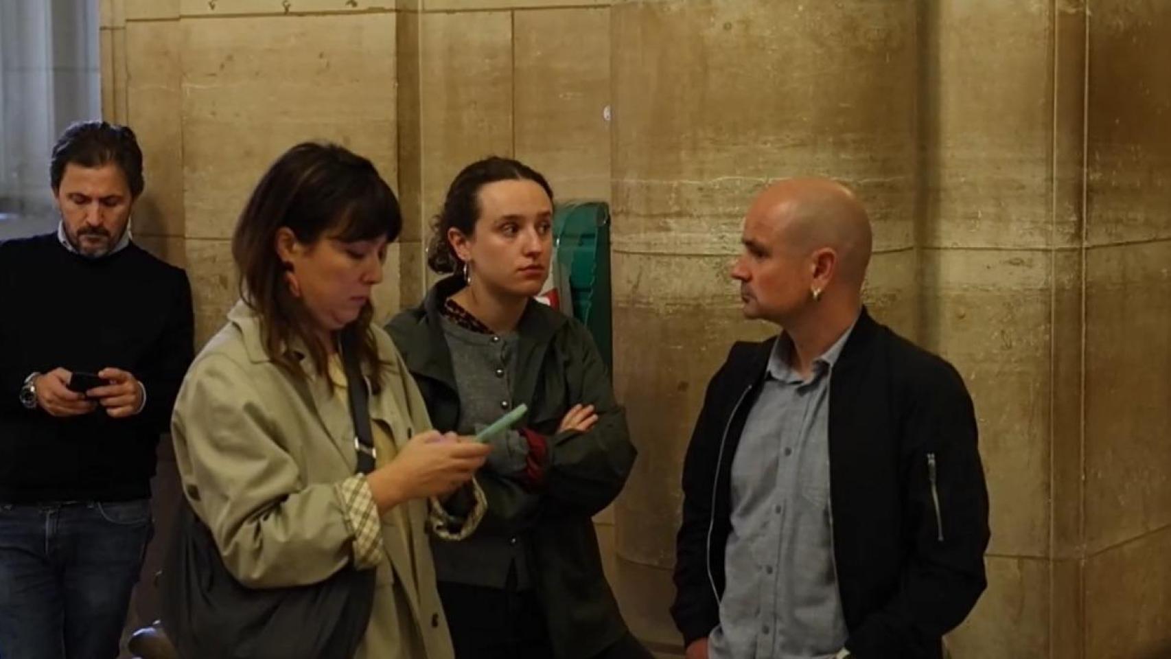 Los miembros de Bildu Haimar Altuna, Oihana Etxebarrieta y Eraitz Sáez de Egilaz antes del juicio en París.