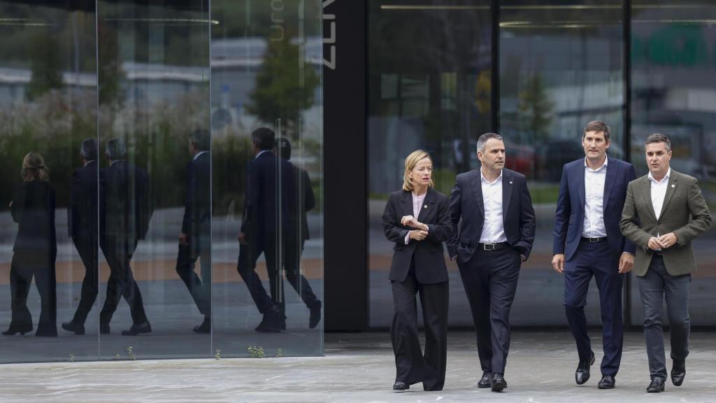 El consejero vasco de Industria, Mikel Jauregi (d), y la diputada general de Gipuzkoa, Eider Mendoza (i), visitan las instalaciones de Orona junto al director general de la empresa, Oier Lizarazu (2i), y el consejero rector, Iker Agote (2d), para compartir el proyecto empresarial Orona UE2030.