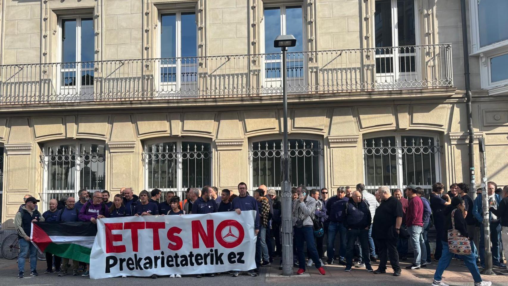 Plantilla de Mercedes en protesta contra la contratación de eventuales