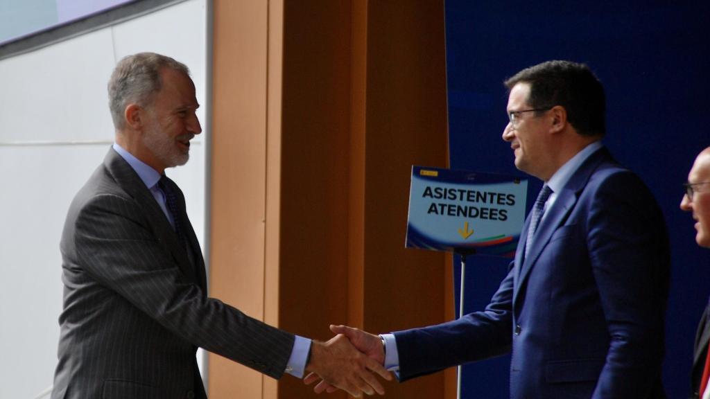 Rey Felipe VI saluda al Ministro para la Transformación Digital, Óscar López  / CV