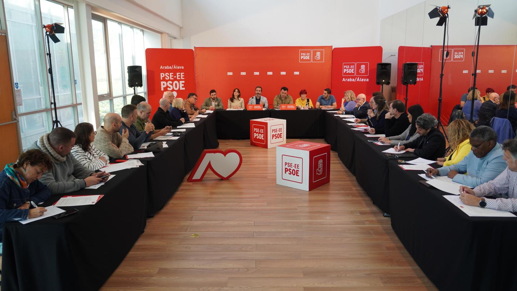 Consejo Municipal del PSE-EE Álava presidido por Javier Hurtado.