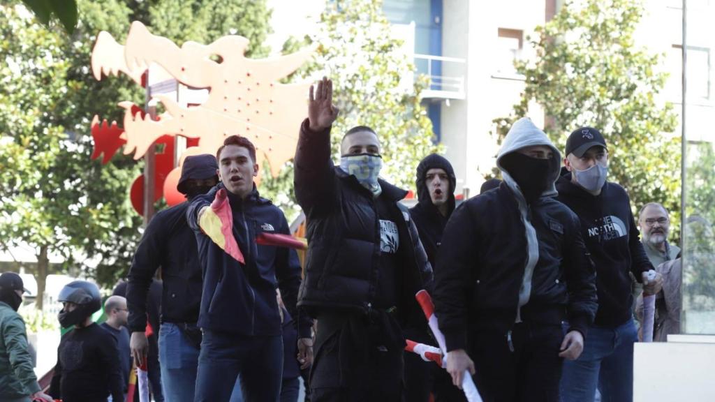 Imagen de los miembros de Falange concentrados en Vitoria este domingo.