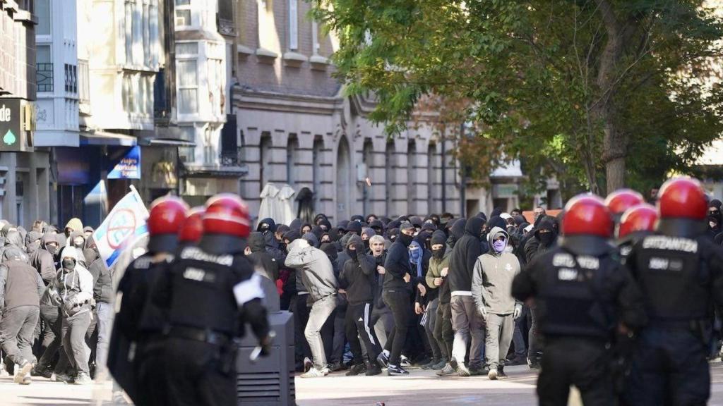 Agentes de la Ertzaintza y manifestantes antifascistas este domingo en Vitoria.
