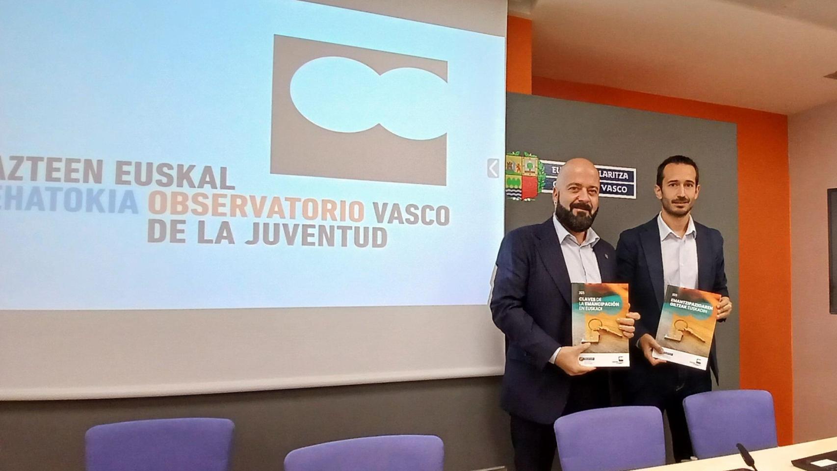 El viceconsejero de Juventud y Reto Demográfico del Gobierno Vasco, Xabier Legarreta, y el director de Juventud y Emancipación, Adrián López, presentan el informe sobre emancipación. / E Press.