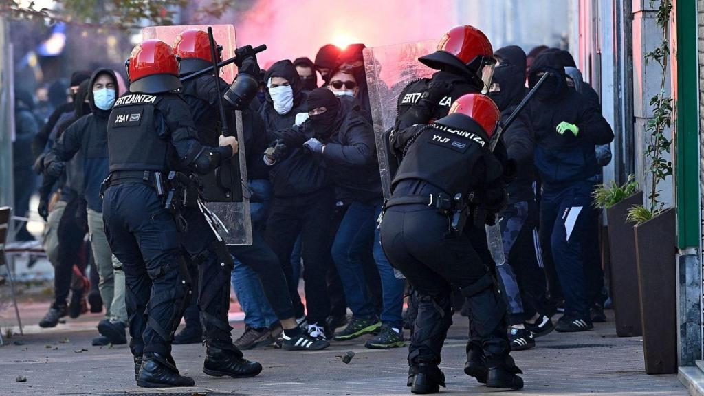 Incidentes y varios detenidos en Vitoria durante una concentración de Falange / RTVE