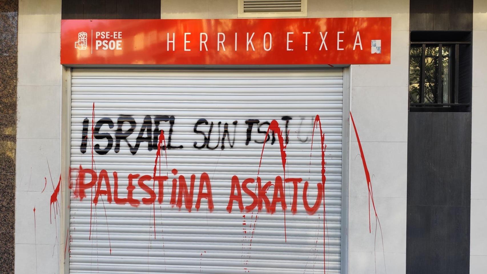 Pintadas realizadas en la sede socialista de Tolosa el pasado septiembre