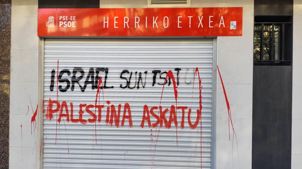 Pintadas realizadas en la sede socialista de Tolosa el pasado septiembre