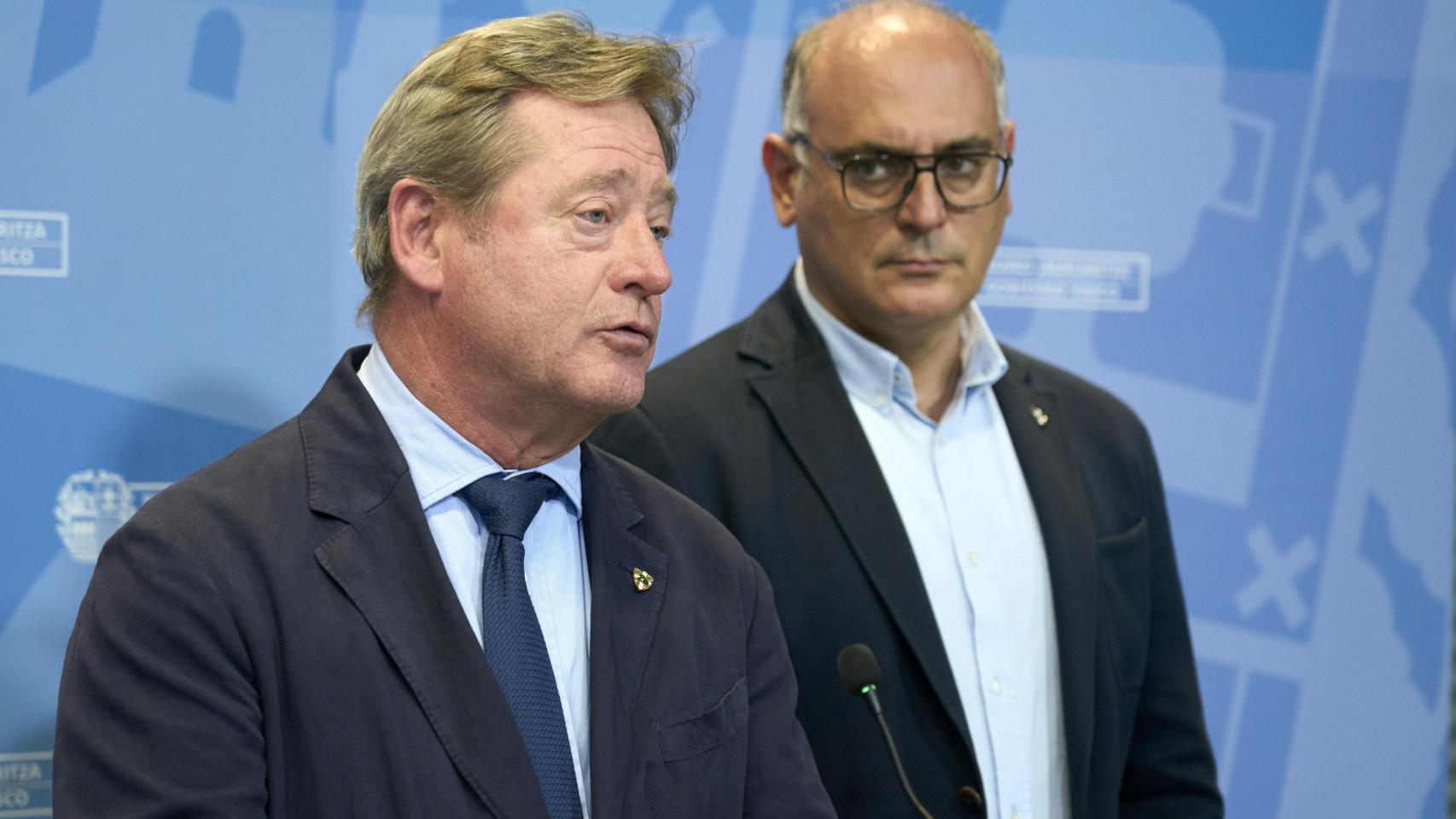 El consejero de Seguridad, Bingen Zupiria, junto a Ricardo Ituarte, viceconsejero del departamento han reconocido que el dispositivo de la Ertzaintza ayer en Vitoria con motivo de una concentración de Falange Española no fue suficiente