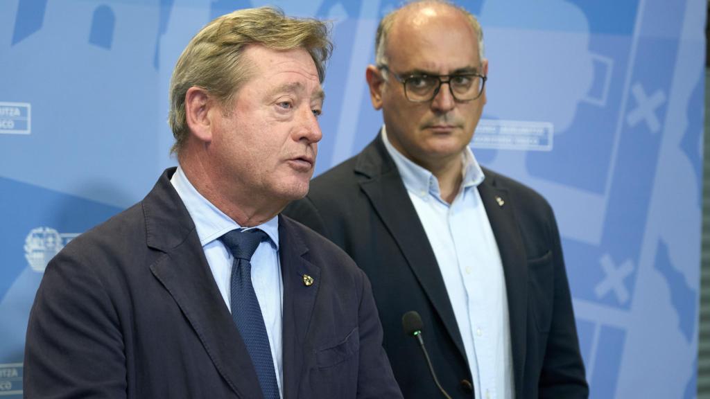 El consejero de Seguridad, Bingen Zupiria, junto a Ricardo Ituarte, viceconsejero del departamento han reconocido que el dispositivo de la Ertzaintza ayer en Vitoria con motivo de una concentración de Falange Española no fue suficiente