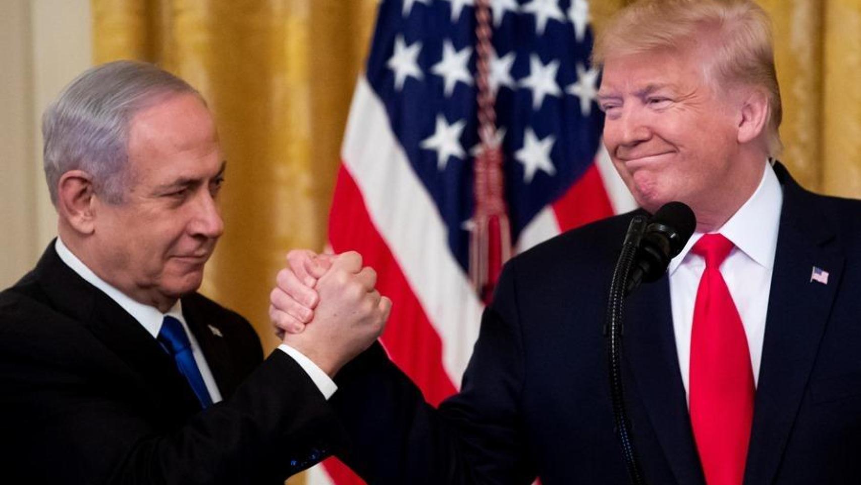 Donald Trump y Benjamín Netanyahu se estrechan la mano