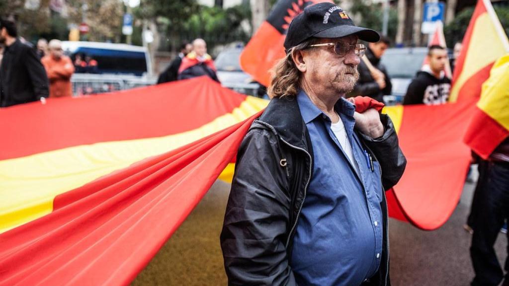 Un hombre en una concentración de La Falange.