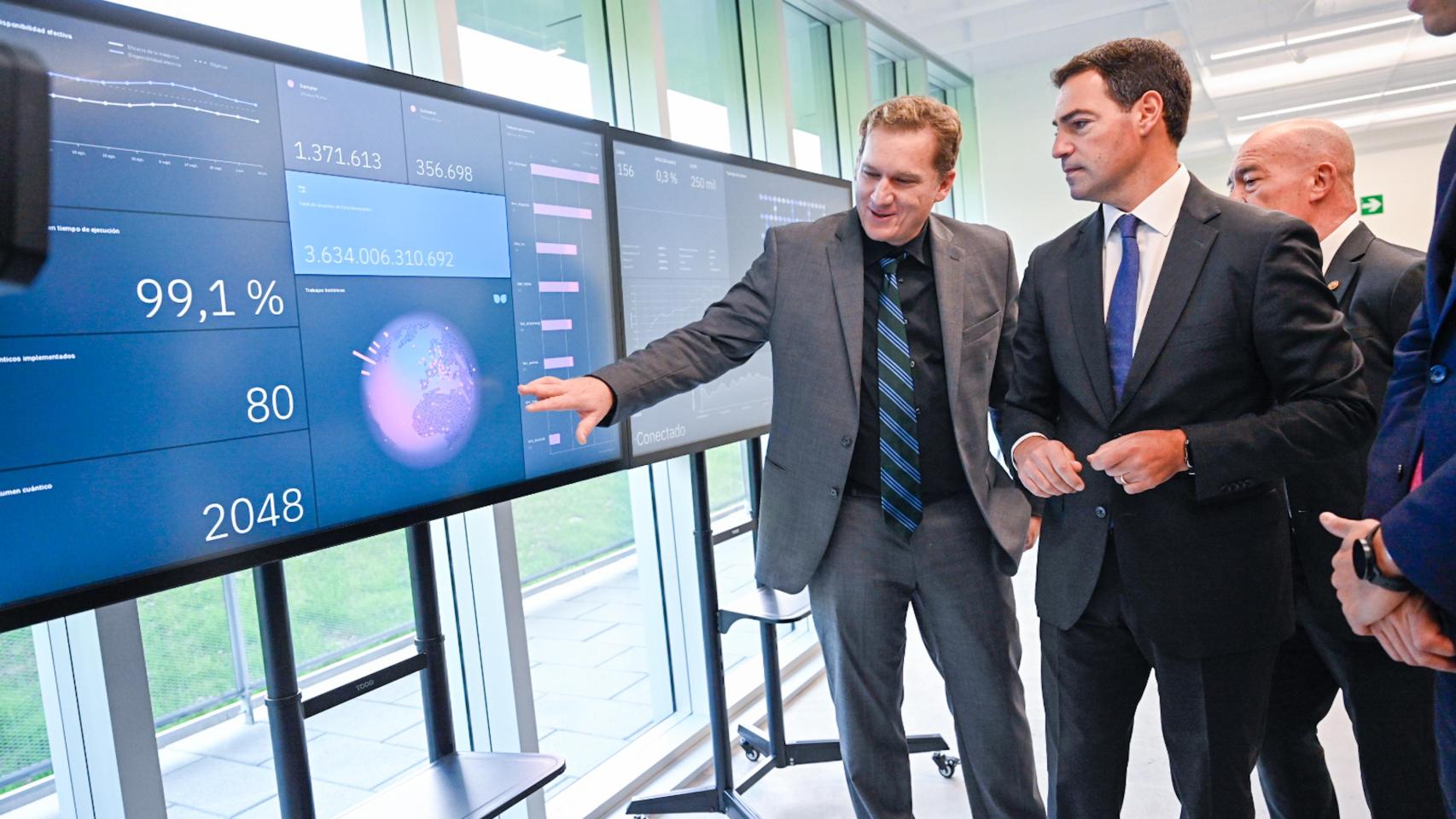 El Lehendakari, Imanol Pradales, durante la inauguración del primer IBM Quantum System Two de Europa, en el centro Joxe Mari Korta.