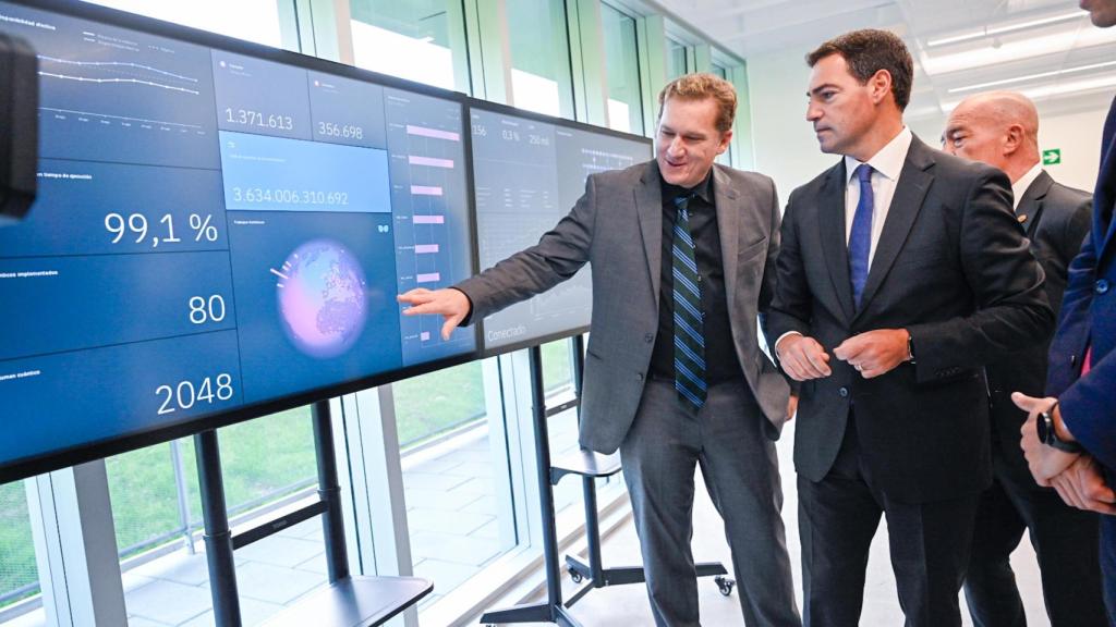 El Lehendakari, Imanol Pradales, durante la inauguración del primer IBM Quantum System Two de Europa, en el centro Joxe Mari Korta.