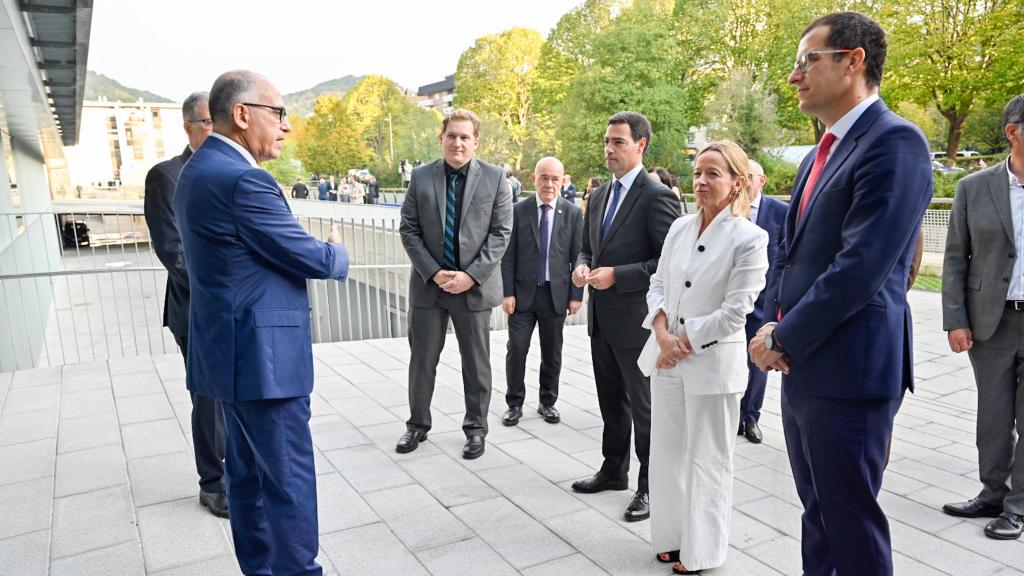 Imanol Pradales, junto a los responsables que componen IBM, durante la inauguración.
