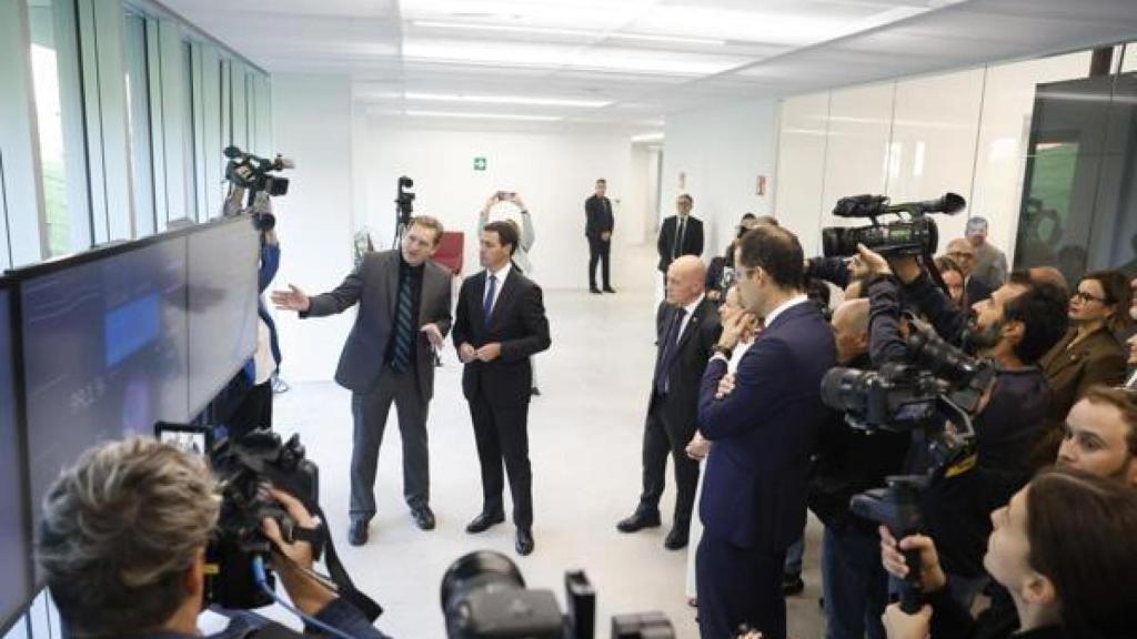 El lehendakari, Imanol Pradales (c, d), junto al director de IBM Research, Jay Gambetta (c, i).