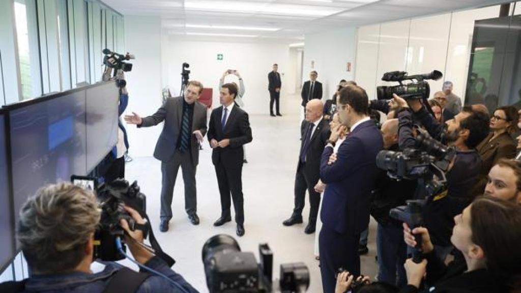 El lehendakari, Imanol Pradales (c, d), junto al director de IBM Research, Jay Gambetta (c, i).