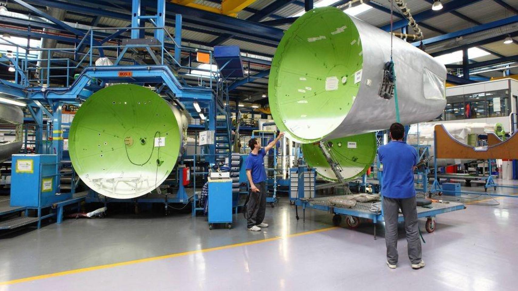 Empleados en una fábrica de Aernnova