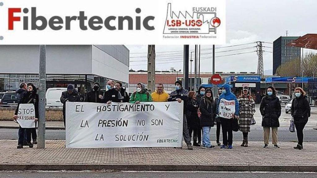 Foto de archivo de una concentración a las puertas de la planta Fibertecnic de Vitoria para denunciar el hostigamiento empresarial, a 22 de marzo de 2022