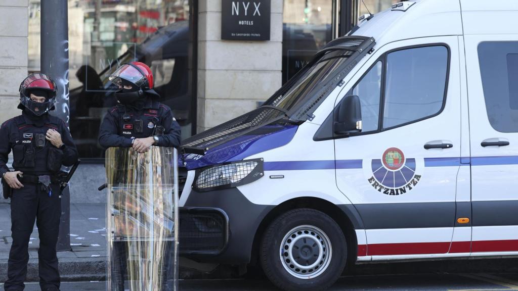 Agentes de la Ertzaintza en Bilbao