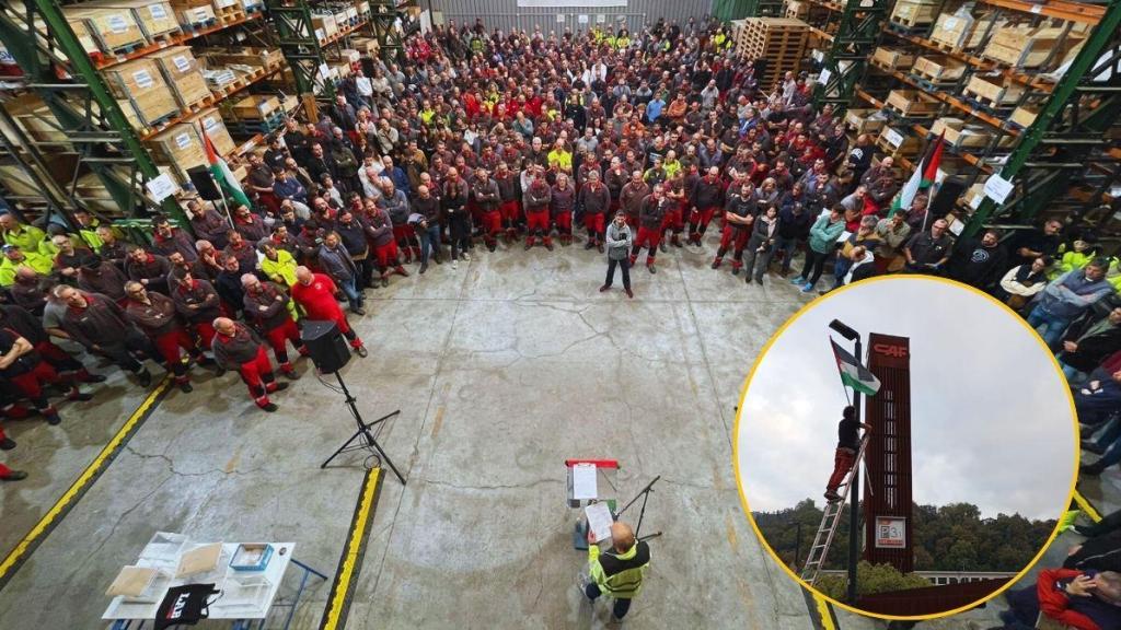 Parte de la plantilla de CAF, en el centro de la imagen; a la derecha, un trabajador coloca la bandera de Palestina.