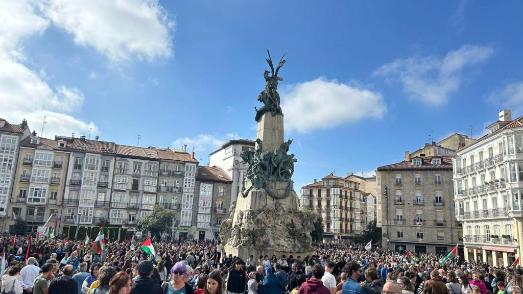 Confluencia de gente por una manifestación por Palestina en la Virgen Blanca de Vitoria