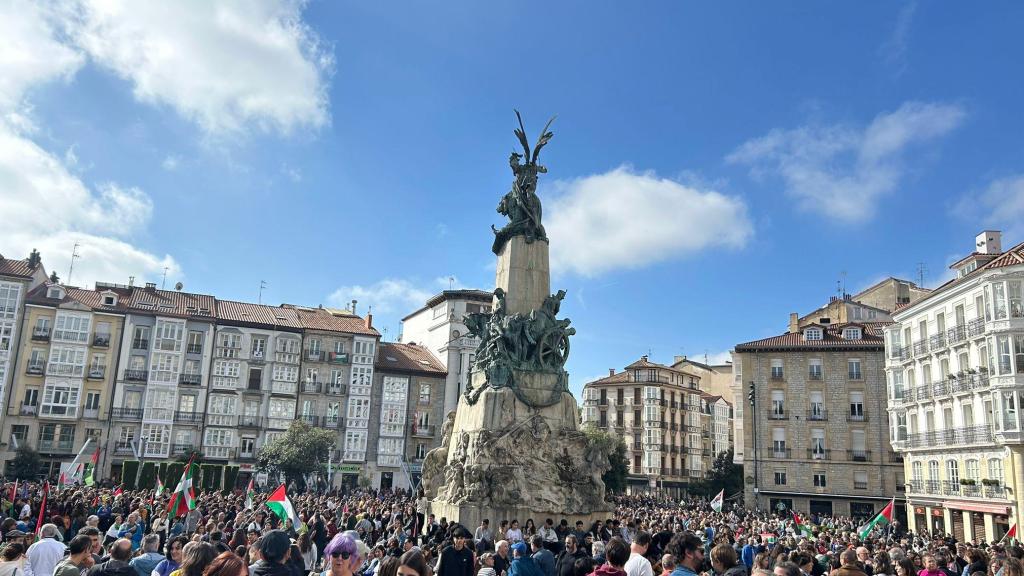Confluencia de gente por una manifestación por Palestina en la Virgen Blanca de Vitoria