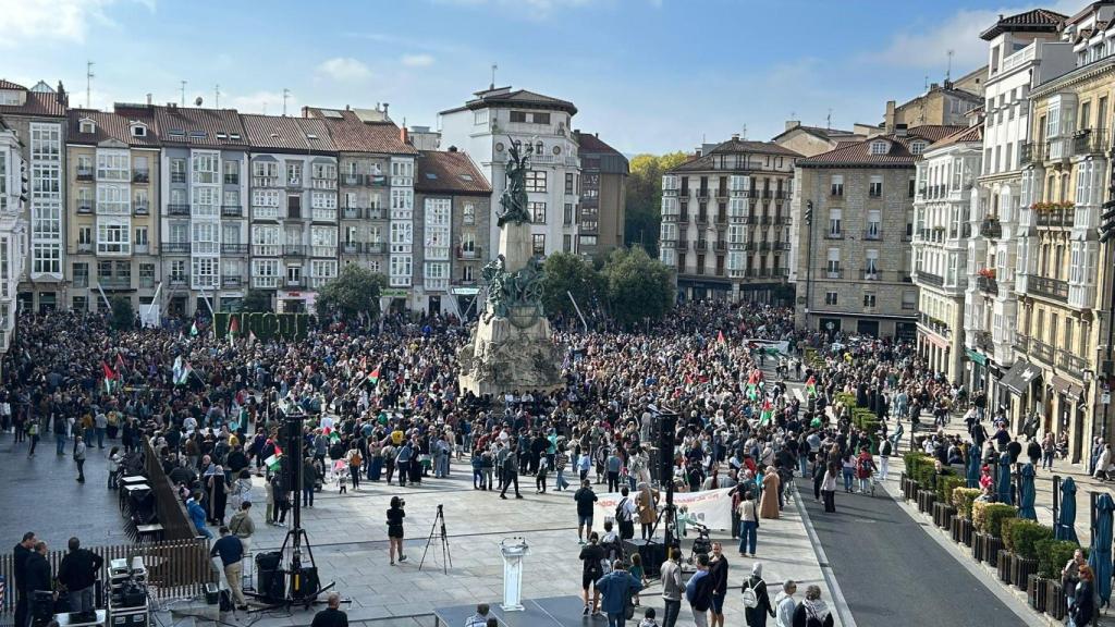 Confluencia de manifestantes por Palestina en la Virgen Blanca de Vitoria