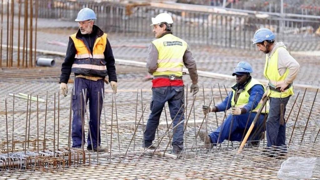 Trabajadores de la construcción haciendo sus tareas laborales en una imagen de archivo