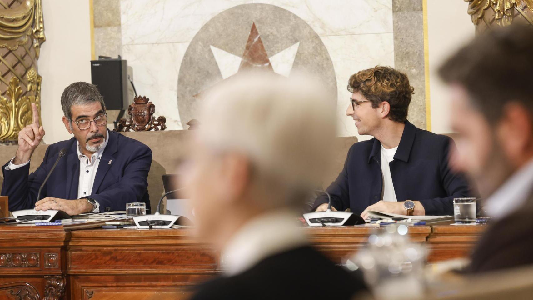 El alcalde de San Sebastián, Eneko Goia (i), acompañado del que será su relevo en el Consistorio, Jon Insausti (d)