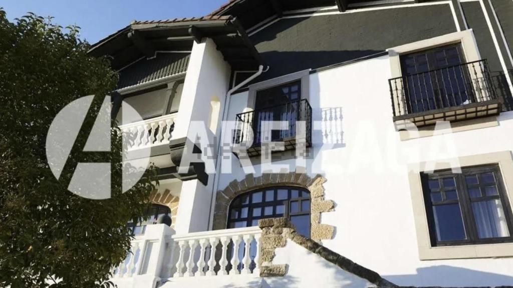 La mansión por fuera.