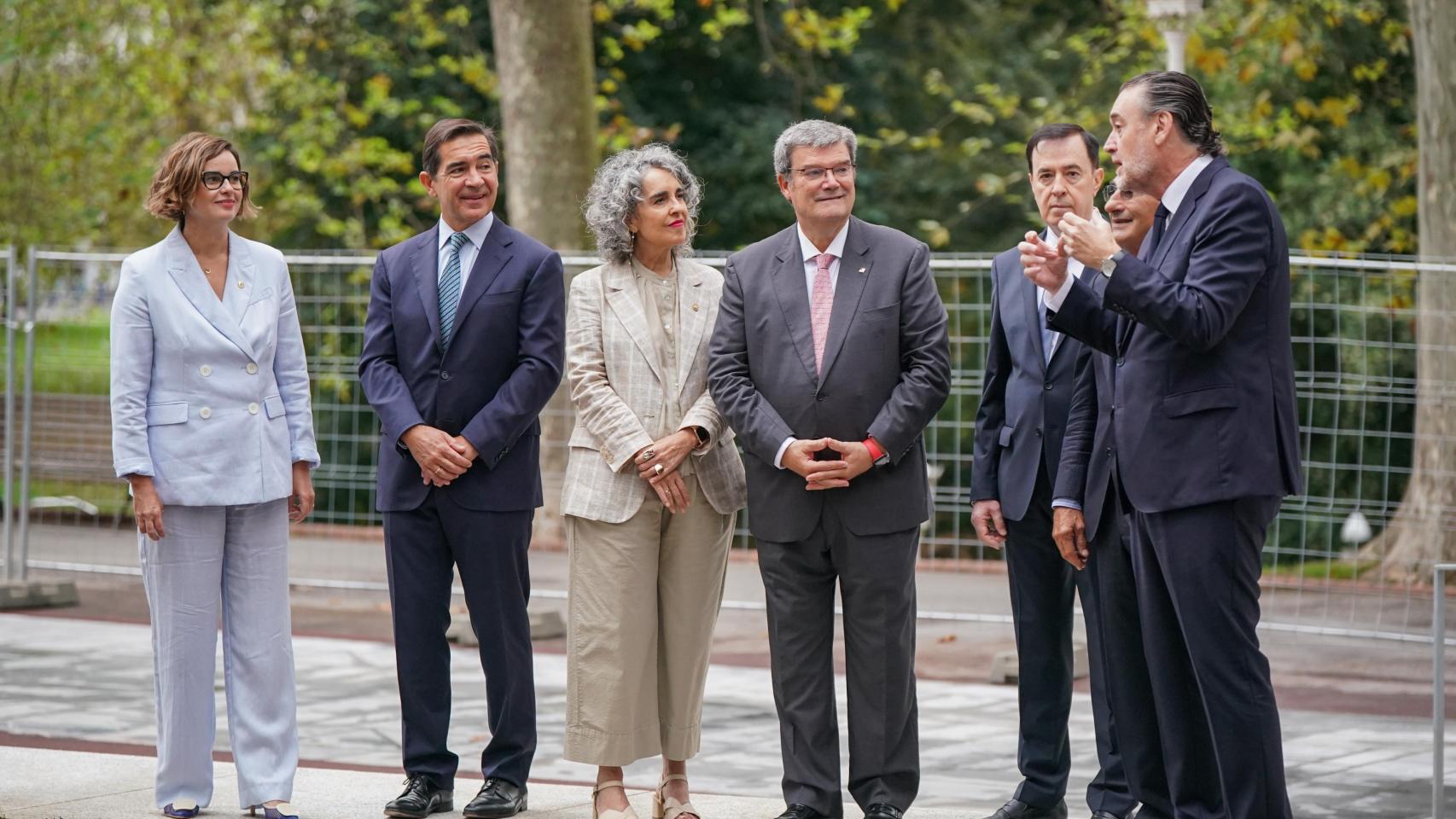 Carlos Torres, de BBVA, entre Ibone Bengoetxea y Elixabete Etxanobe, en una visita reciente al Museo de Bellas Artes en Bilbao / Europa Press