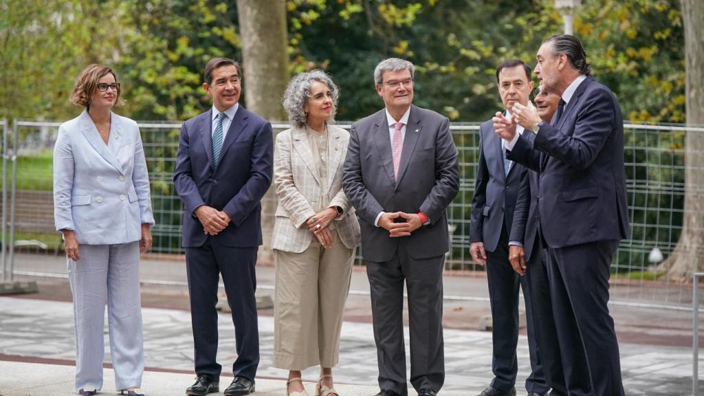 Carlos Torres, de BBVA, entre Ibone Bengoetxea y Elixabete Etxanobe, en una visita reciente al Museo de Bellas Artes en Bilbao / Europa Press