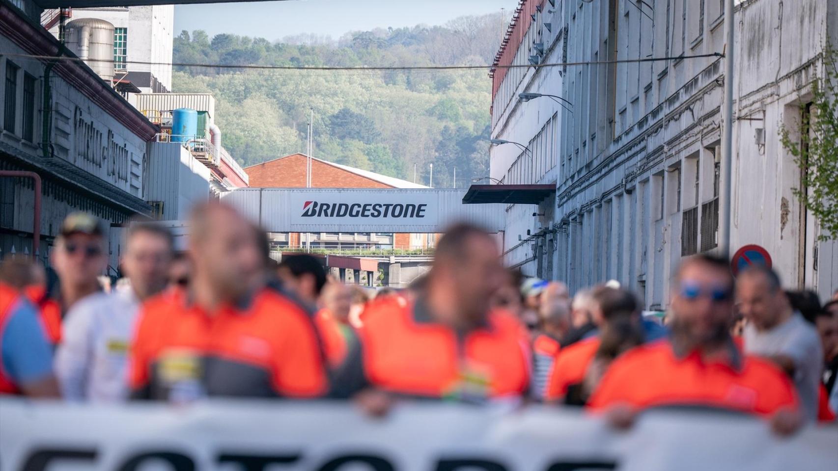 Cientos de personas durante la manifestación de la plantilla de Bridgestone en la jornada de huelga por el ERE