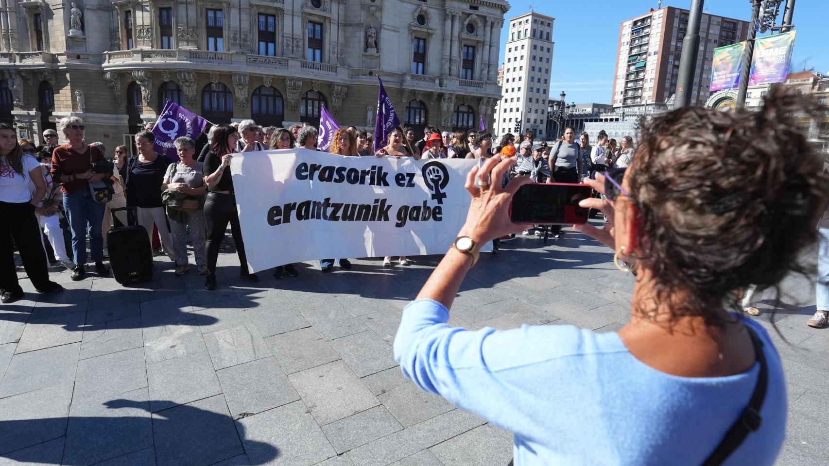 Concentración para denunciar el asesinato machista en Zarautz / Umberto Bilbao Europa Press